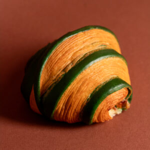 CROISSANT DE PROSCIUTTO Y QUESO EMMENTAL